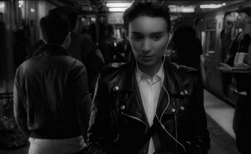 Rooney Mara dans le clip Downtown Girl © Calvin Klein