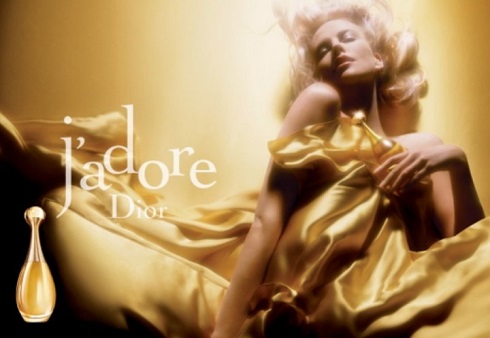Charlize Theron dans sa première publicité Dior J'Adore en 2004